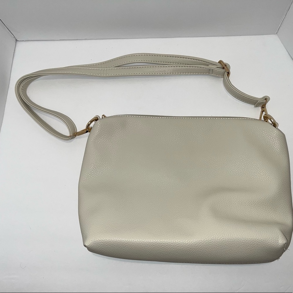 Malibu Skye woman’s crème colored shoulder bag